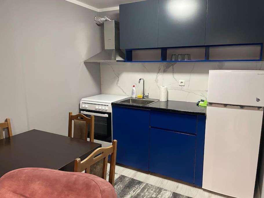 Sunny Prishtina Apartment Приштина Экстерьер фото