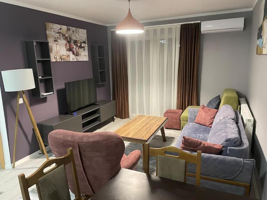 Sunny Prishtina Apartment Приштина Экстерьер фото
